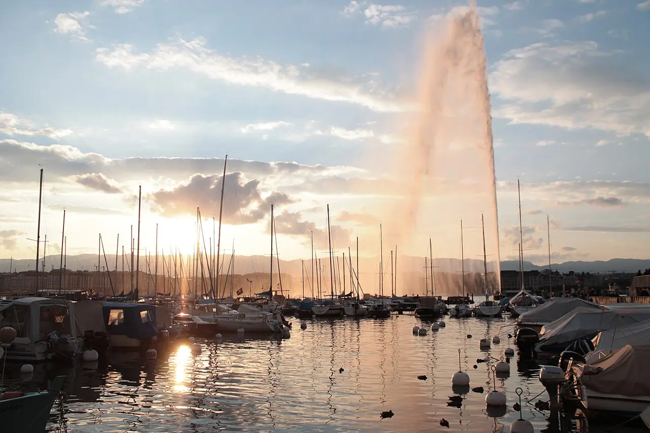 Jet d'eau in Geneva at sunset time