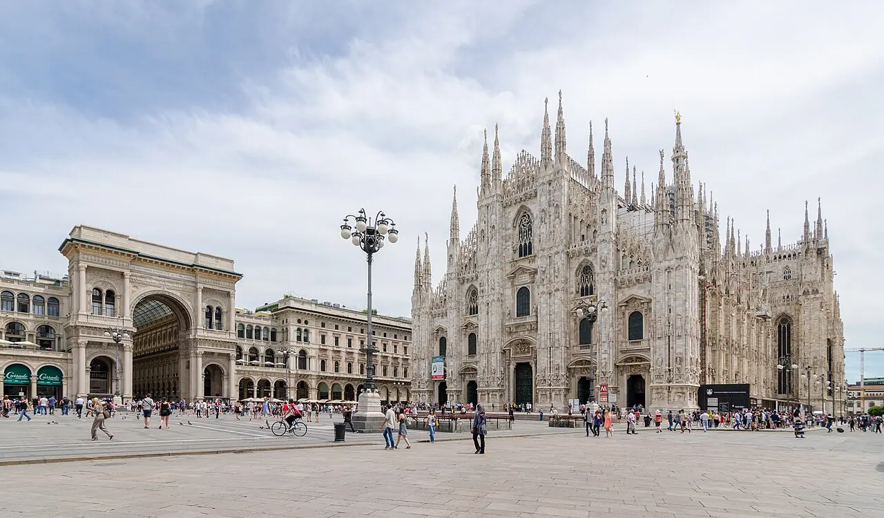 Milan ( Lombardy , Italy) – Milan Cathedral – view from the southwest over the Piazza del Duomo (Cathedral Square) with the triumphal arch o