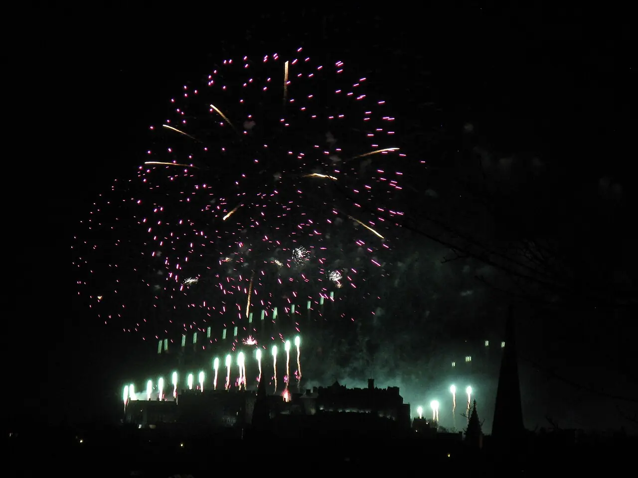 Edinburgh 2013 New Year's Fireworks - 8